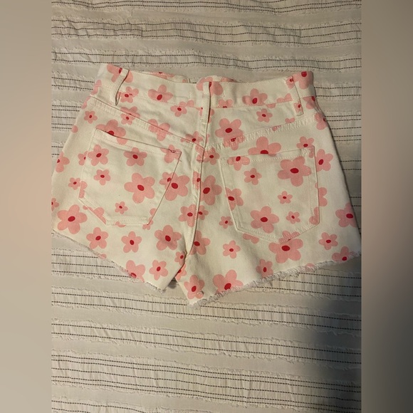 white pacsun shorts with pink flower pattern - Picture 2 of 2